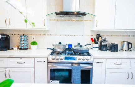 Grand Lux 4BR Prime Location & Serene Yard - Foto 36