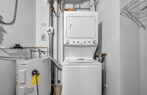 Luxury High-Rise w/ City View | Paid Parking | Gym - Photo 27