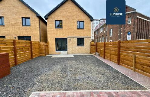 L2 - INVOICE and REDUCED PRICE only via SUNRISE SHORT LETS DUNDEE, Stunning 4 Bed House with 6 Beds and 3 bathrooms, TVs in each room, Free Parking, Fully Equipped, Local Amenities, Easy Ring Road Access, Special Rates and ONLY 9 Mins to STANNERGATE Ports - Foto 17