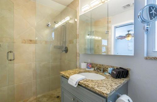 3BR 2BA Heated Pool Home Pool Table Great Location - Foto 17