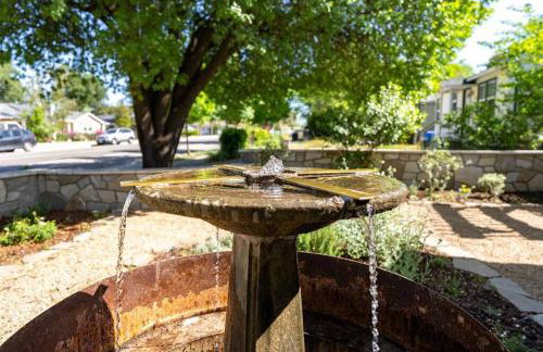 Vine Street Bungalow-Hot Tub, EV, Walk to Town - Photo 16