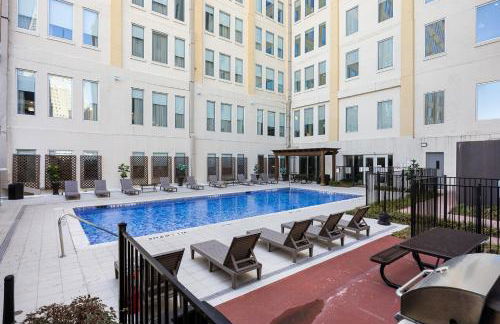 Stunning Downtown Apartment with Pool, Laundry, Parking - Foto 19