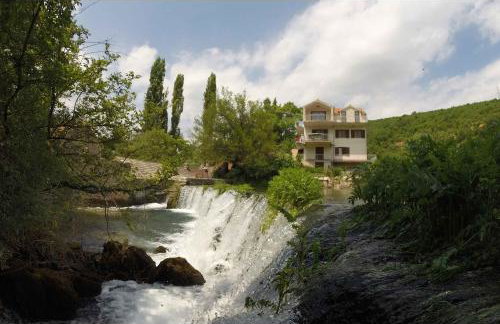 Waterfall House Getaway - Photo 28