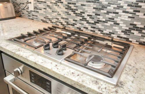 Skyline Views - Sleeps 10 Home Near Downtown - Photo 45