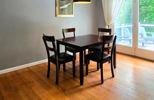 Spacious 4BR Retreat Yard, BBQ & Prime Location - Foto 27