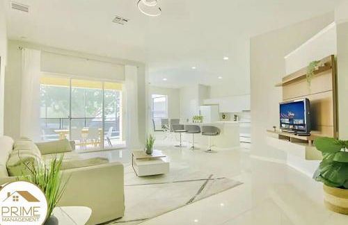 Renewed & Cozy 4BD Great Location near Disney - Photo 1