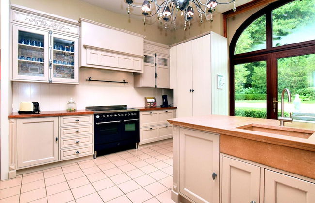 Magnificent Luxury Chateau in Vast Garden with Sauna & Hot Tubs - Photo 22