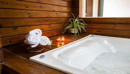 Casa Rústica com Piscina Privativa, Banheira de Hidromassagem, Ar-Condicionado, Pet friendly - Refúgio na Natureza a 5 Minutos do Centro de Imbituba, Perfeita para Famílias e Grupos - Foto 3