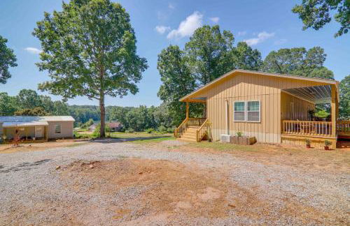 Lake-View Home in Statham with On-Site Fishing - Foto 3