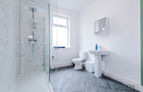 Spacious 3 Bed in Manchester by 53 Degrees Property, Perfect for Group Stays, Sleeps 8 with Free Parking! - Foto 23