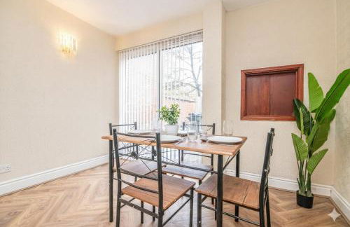 Spacious 6BR Family & Group Home Garden & Parking Sleeps 10 - Foto 4