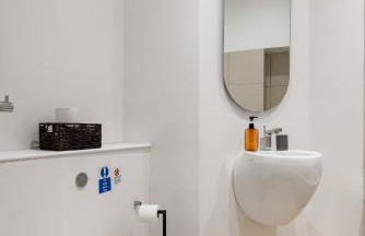 Relaxing and Spacious Kensington Apartment with Patio - Foto 45