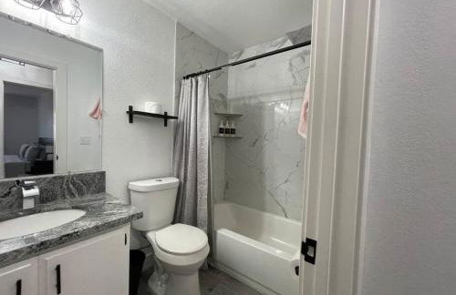 Entire Modern House with King bed & 65inTV - Foto 15