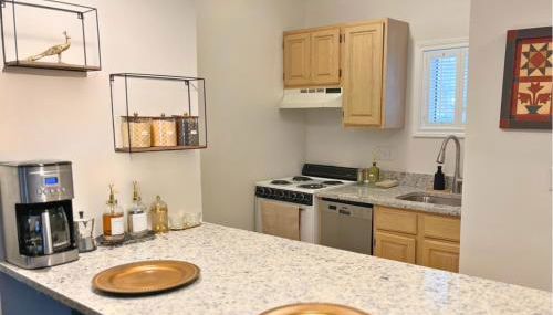 Cozy Villa 3 mins to Mohegan- Fully Stocked with King Bed & Fireplace- Jacuzzi, Saltwater Pools, Sauna - Foto 4