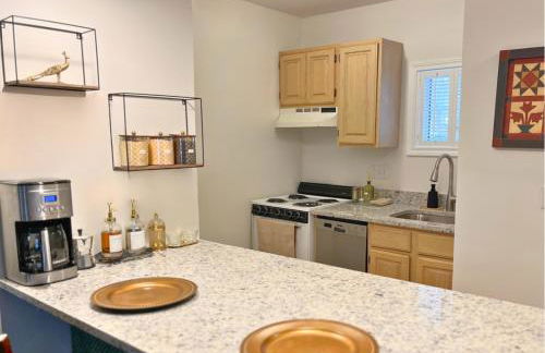 Cozy Villa 3 mins to Mohegan- Fully Stocked with King Bed & Fireplace- Jacuzzi, Saltwater Pools, Sauna - Foto 4