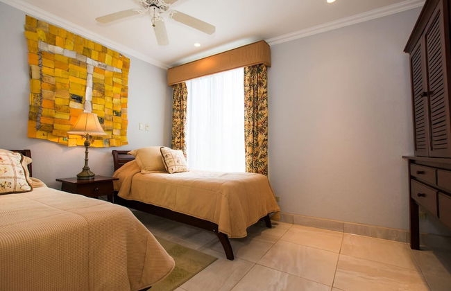 Recently Renovated Luxury Condo with Resort-Style Beach Club Access and Ocean Views - Photo 4