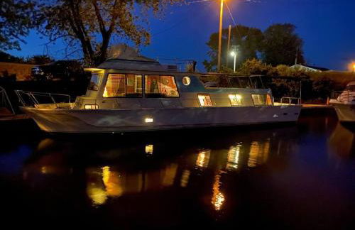The Lily Pad Boatel Houseboat - Foto 1