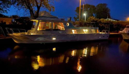 The Lily Pad Boatel Houseboat - Photo 1