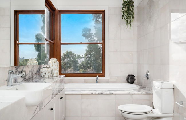 Your Luxury Escape - White Wood - Photo 14