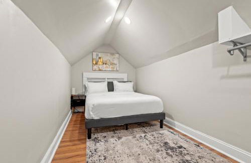 2-Story Stay with Game Lounge & Free Parking Spots - 5 mins to NYC Train - Foto 9