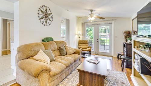 1 Mi to Lake Jackson Home with Screened Patio! - Foto 2