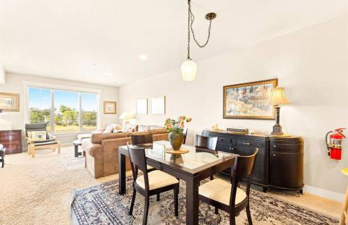 Seaside Waterfront condo walking to downtown and beach - Foto 13