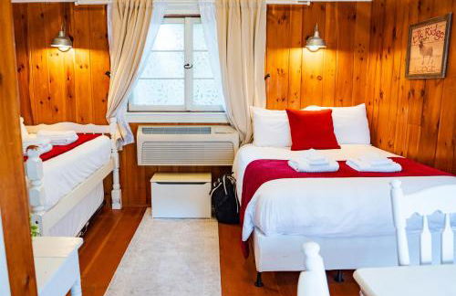 Cottage 1-2 -2 Bedroom 1 Bath End Unit with Kitchenette Private Courtyard Pet Friendly fee applies - Photo 3