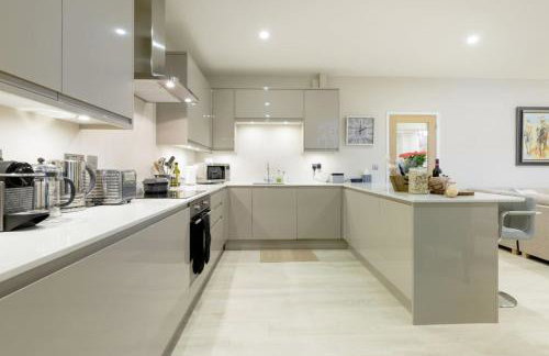 Elegant Epsom Flat in Period Building - Photo 11