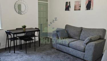 Rectory5 - 5 bedroom 7 beds Parking Perfect for Contractors - Photo 5