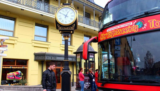 El autobús turístico de Tiflis recorre el centro histórico