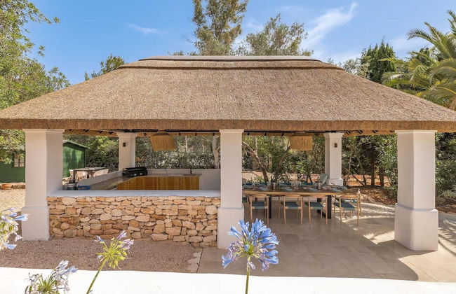 Traditional Villa With Garden - Photo 30