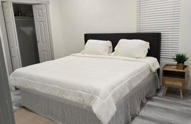 Modern B&W Coastal Retreat 2BR 2BA and Laundry - Foto 18