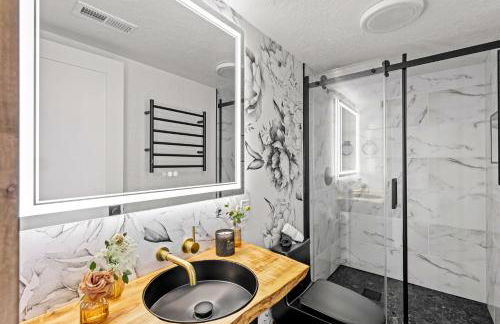 Great Falls Premier Retreat by Wrecked & Refined Stunning Views Hot Tub Family Fun - Foto 27