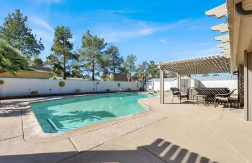 Spacious 4BR plus Den with Pool, Jacuzzi, BBQ, Near Strip - Foto 37