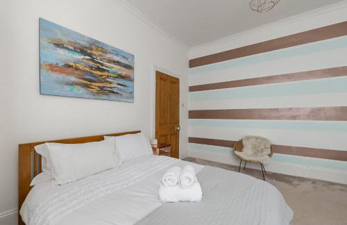 Sleeps 7 Large 4 Bed Town House for Contractors & Families & Friends in Great Central Location - Foto 1