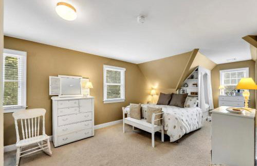 Stay 1 Block from Ocean at 7-Bed Retreat with Yard, Deck and Game Room, Host Up to 22 Across 16 Beds, Gas Fireplace, Gas Grill, Ample Parking, Walk to Menauhant Beach, Perfect for Family Getaway, 24 Hr Hospitality - Foto 51