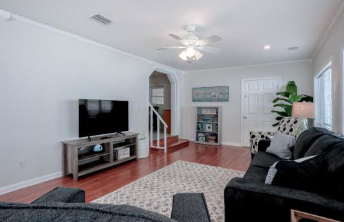 Beachside snowbird escape with fenced yard & washer/dryer - walk to beach access - Foto 9