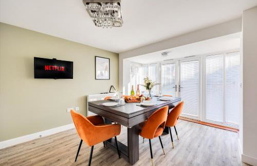 Stunning Detached House with Driveway Parking, Office Room, Self-Check-In, Fast WiFi and Smart TV with Sky and Netflix by Yoko Property - Photo 37