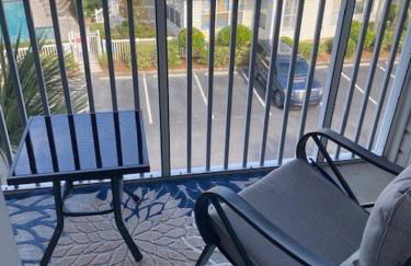 Coastal Condo with pool, minutes from beach - Foto 18