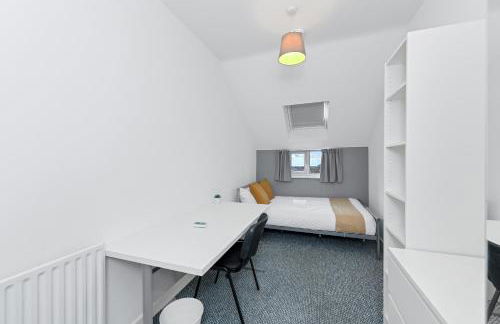 Spacious 6-Bed Home Sleeps 12, Near Highfields Park - Photo 9