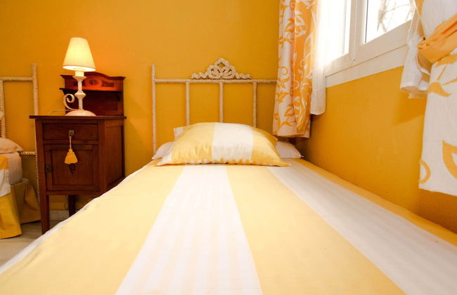 Suitur beachfront duplex with pool and sea views - Photo 14