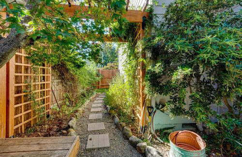 Spacious Home with Swim Spa and Deck in Medford! - Foto 31