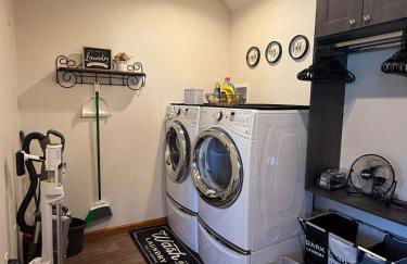 Pet Friendly Fully Furnished 1-Bedroom Oasis - Foto 26