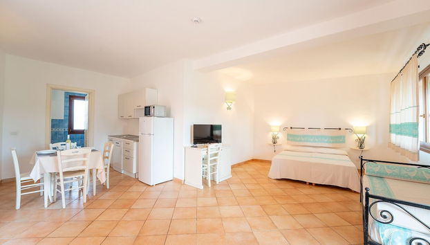 Relaxing Residence Baia dei Mirti B4 1 Bedroom Apartment Sleeps 4 -bilo-4 - Foto 5, Habitación