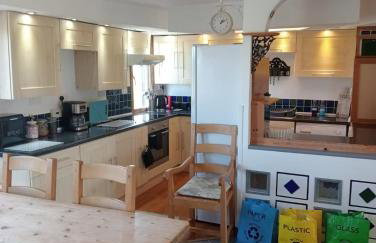 Self Catering Spacious open plan 3 bed apartment with sea views - Foto 8