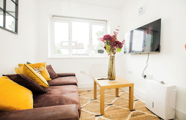 Coombe Hill 2 bedroom House & Parking - Photo 17