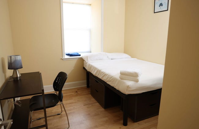 University Retreat With Plenty of Restaurants Nearby - Photo 3