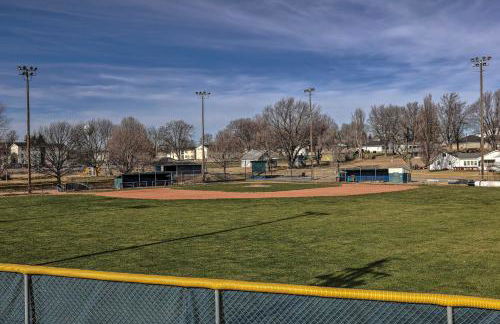Homey Cottage with Sunroom and Smart TV! - Foto 33