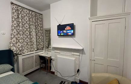 LARGE SELF CATERING HOUSE WITH WiFi CLOSE TO TRANSPORTS - Photo 15