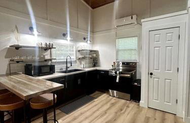 Tranquil Wooded Cabin Retreat with Private Hot Tub & Fire Pit Near Gentry, Arkansas - Foto 8